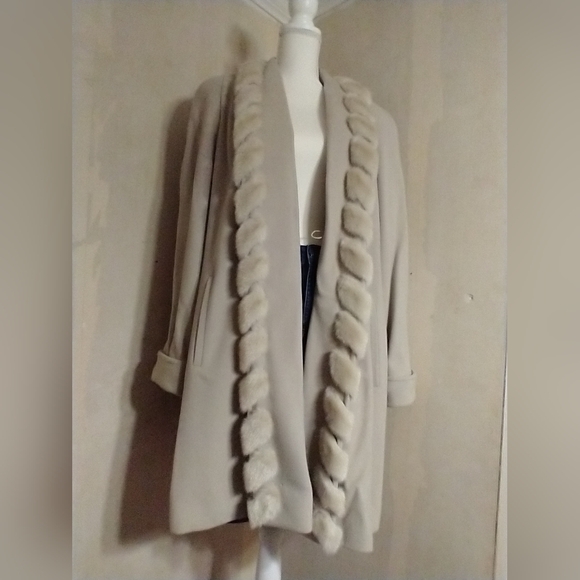 Albert Nipon Studios Elegant Vintage Beige Coat with Faux Fur Trim - Picture 4 of 14